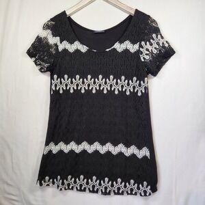 Lavish Black Lace White Zigzag Contrast Short Sleeve Scoop Neck Top Size M